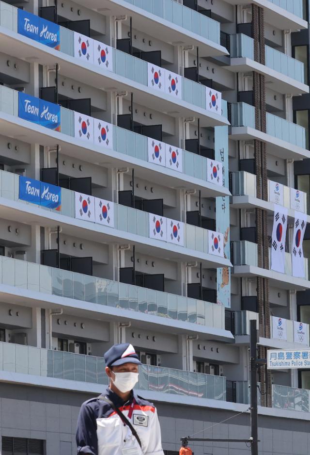 17일 도쿄 올림픽선수촌 대한민국 선수단 숙소에 '신에게는 아직 5천만 국민들의 응원과 지지가 남아 있사옵니다'라고 적힌 응원 현수막이 철거되어 있다. 도쿄=뉴스1