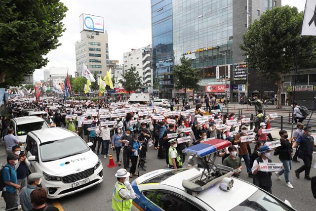 민주노총이 3일 서울 종로구 종로3가 거리에서 전국노동자대회를 열어 행진하고 있다. 해당 집회 참여자 중 18일까지 3명의 확진자가 나왔다. 뉴스1