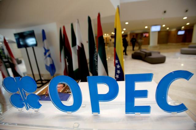 2016년 알제리에서 열린 석유수출국기구(OPEC) 비공식 회의장에 비치된 OPEC 로고 조형물. 로이터 연합뉴스