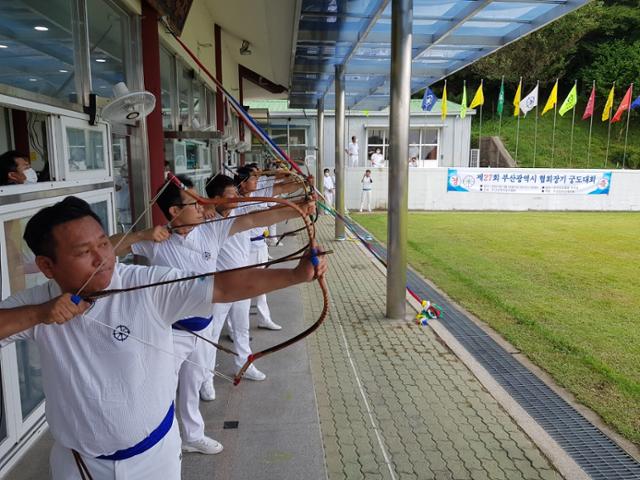 지난 18일 부산 연제구 궁도장인 사직정에서 부산광역시 궁도협회(회장 김중돈)가 개최한 제27회 부산 궁도협회장기 대회 장면. 부산광역시 궁도협회 제공