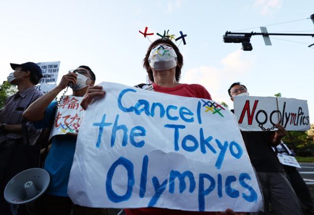 18일 토마스 바흐 IOC 위원장 환영회가 열린 도쿄 아카사카의 영빈관 앞에서 시민들이 올림픽 반대 시위를 하고 있다. 도쿄=로이터 연합뉴스