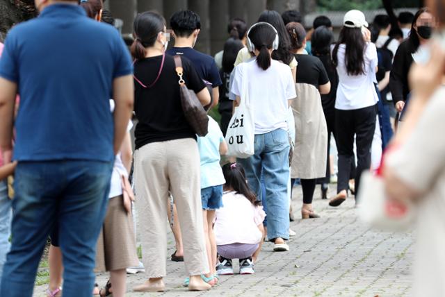 19일 오전 대전시 서구 만년동 서구보건소에 마련된 신종 코로나바이러스 감염증(코로나19) 선별진료소를 찾은 시민들이 검사를 받기 위해 대기하고 있다. 연합뉴스