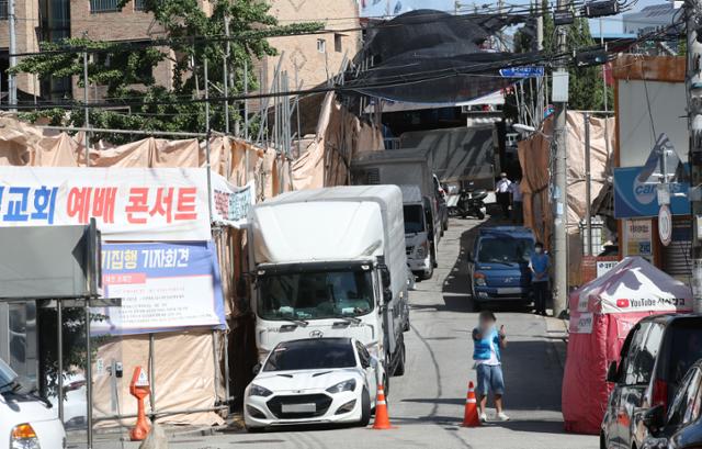 18일 오전 서울 성북구 사랑제일교회 입구에 '예배 콘서트' 현수막이 걸려 있다. 연합뉴스