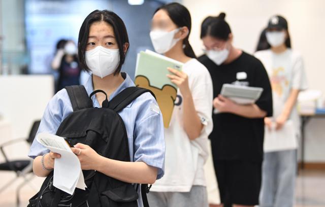 고3 학생 및 고교 교직원 백신 접종이 시작된 19일 서울 용산구 코로나19 예방접종센터에서 학생들이 예방 접종을 기다리고 있다. 뉴스1