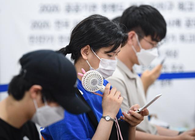 고3 학생 및 고교 교직원 백신 접종이 시작된 19일 서울 용산구 코로나19 예방접종센터에서 한 학생이 백신 접종을 마친 뒤 선풍기 바람을 쐬며 대기하고 있다. 뉴스1