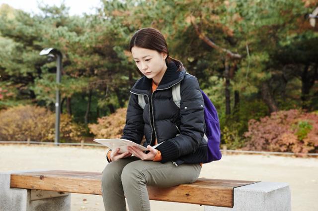 영화 '우리 선희'에서 선희를 연기한 정유미. 주변에서 흔히 볼 수 있는 20대 여성 모습을 자연스럽게 만들어냈다. 전원사 제공