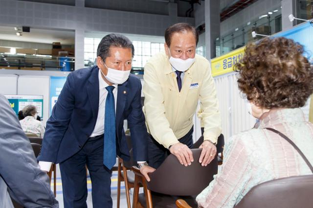 정청래(왼쪽) 더불어민주당 의원과 유동균 마포구청장이 지난달 1일 오전 서울 마포구민체육센터에 마련된 신종 코로나바이러스 감염증(코로나19) 백신 예방접종센터를 방문해 어르신들을 만나 접종 과정에서 불편한 점은 없는지 살피고 있다. 마포구청 제공·뉴스1