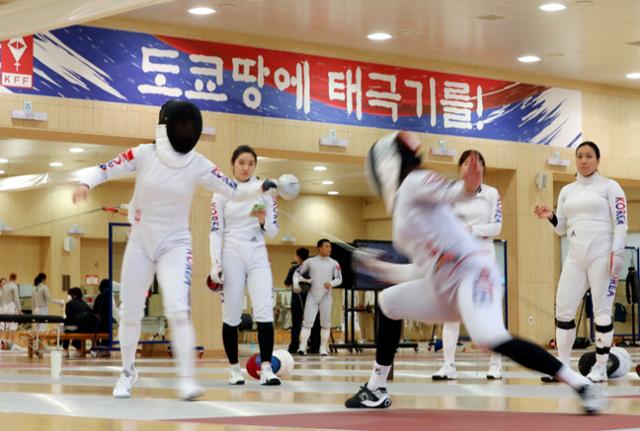 펜싱 국가대표팀 선수들이 지난 6월 28일 오후 충북 진천군 진천 국가대표 선수촌에서 열린 '2020 도쿄올림픽대회 미디어데이 펜싱 훈련 공개'에 참석해 훈련을 하고 있다. 뉴시스