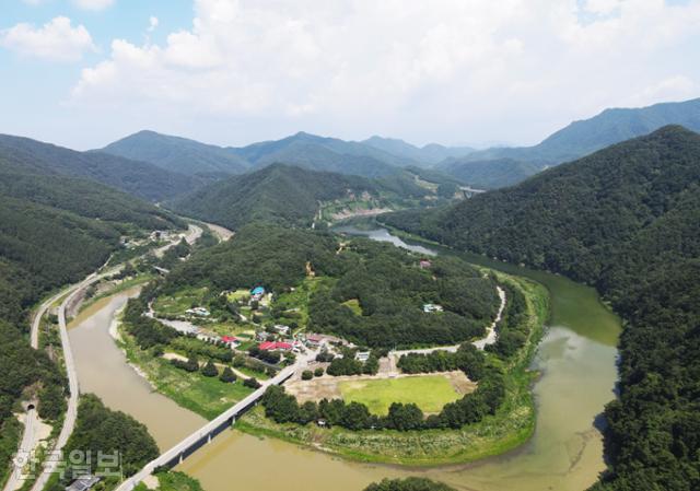 충주 삼탄역(왼쪽 산비탈) 앞은 제천천이 휘감아 돌아가는 삼탄유원지다.