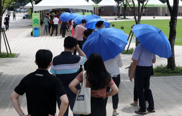 20일 중구 서울시청 앞에 마련된 서울광장 임시선별검사소에서 시민들이 검사를 받기 위해 줄을 서서 기다리고 있다. 이날 신종 코로나바이러스 감염증(코로나19) 신규 확진자가 1278명을 기록했다. 전일 대비 26명 증가한 규모이며 14일째 1000명대 확진자를 기록했다. 뉴스1