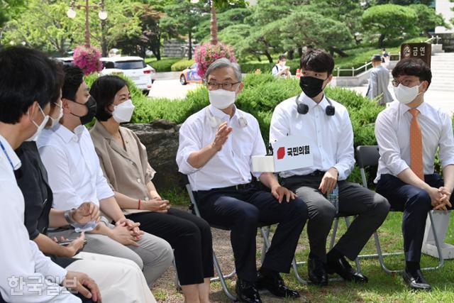 최재형(오른쪽 세번째) 전 감사원장이 20일 오전 국회 의원회관 앞에서 국민의힘 대변인단과 간담회를 하고 있다. 오대근 기자