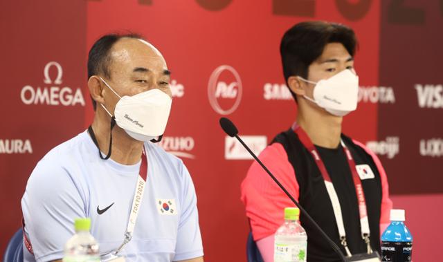 도쿄올림픽 축구 대표팀 김학범 감독과 주장 이상민이 뉴질랜드와의 본선 첫 경기를 하루 앞둔 21일 이바라키 가시마 스타디움에서 공식 기자회견을 하고 있다. 연합뉴스