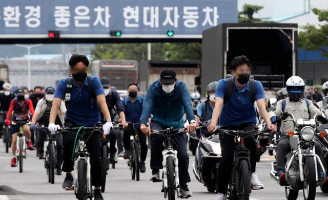 8일 오후 현대자동차 울산공장 명촌정문에서 1조 근로자들이 퇴근을 하고 있다. 뉴스1