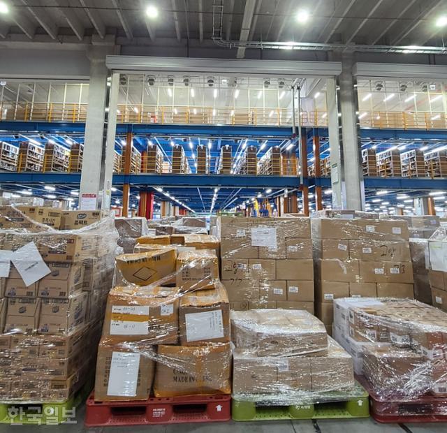 폭염 속 쿠팡 물류센터 일해 보니...로켓배송 이면엔 새벽 4시 33℃ 열돔 쿠팡 물류센터 일해보니...창문·에어컨 없는 33도 인공 열돔