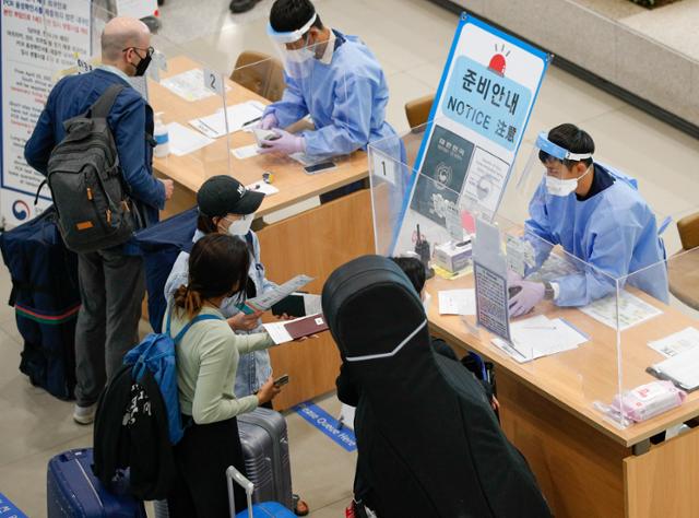 지난 20일 인천국제공항 1터미널에 해외입국자들이 검역관을 통과하고 있다. 뉴스1