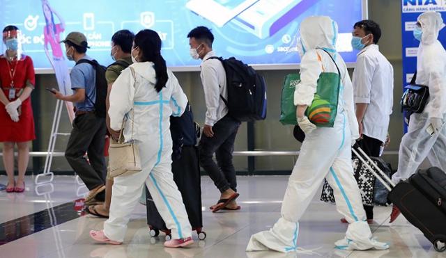 지난 15일 호찌민에서 출발해 하노이 노이바이 공항에 도착한 시민들이 서둘러 발걸음을 재촉하고 있다. VN익스프레스