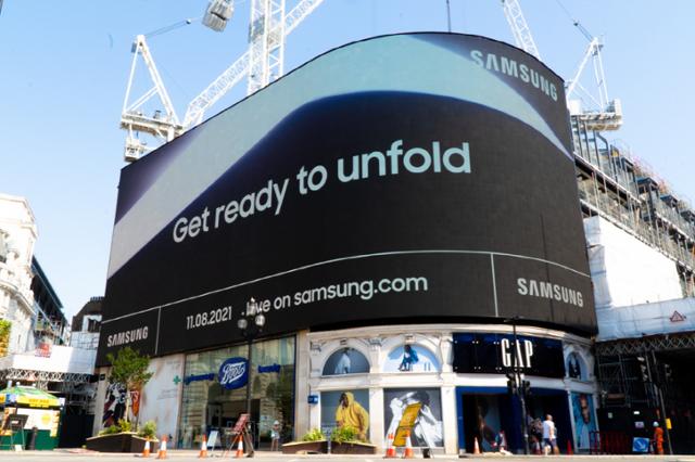 삼성전자가 삼성 갤럭시 언팩 2021(Samsung Galaxy Unpacked 2021: Get ready to unfold)을 앞두고 전 세계 주요 랜드마크에서 옥외광고를 진행한다고 22일 전했다. 사진은 영국 런던 피카딜리 서커스에서 진행 중인 옥외광고. 삼성전자 제공