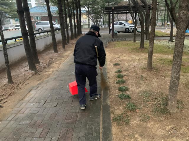 기사 내용과 관련없는 경비원 모습. 한국일보 자료사진