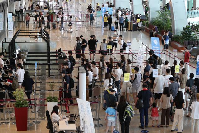 18일 오전 서울 강서구 김포공항 국내선이 여행을 떠나는 시민들로 북적이고 있다. 휴가철을 맞아 여행객들이 제주도를 많이 찾을 것으로 예상되면서 제주도는 19일 0시부터 거리 두기를 2단계에서 3단계로 격상했다. 뉴스1