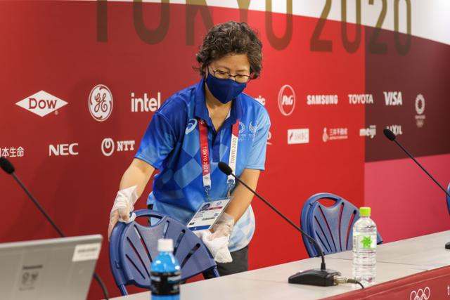 21일 일본 이바라키현 가시마 스타디움 기자회견장에서 올림픽 관계자들이 방역 활동을 하고 있다. 이바라키=올림픽사진공동취재단