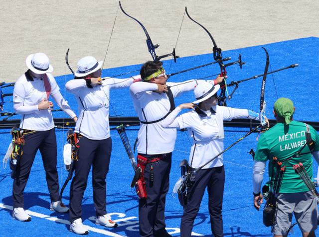 한국 양궁 대표팀이 21일 일본 도쿄 유메노시마 공원 양궁장에서 훈련하고 있다. 도쿄=뉴스1