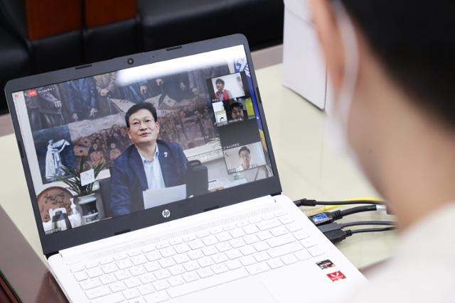 송영길 더불어민주당 대표가 22일 국회 당대표실에서 '서울대학교 청소노동자 사망사건, 무엇이 문제인가?'를 주제로 열린 산업재해 태스크포스(TF) 긴급 화상 토론회에서 발언하고 있다. 연합뉴스