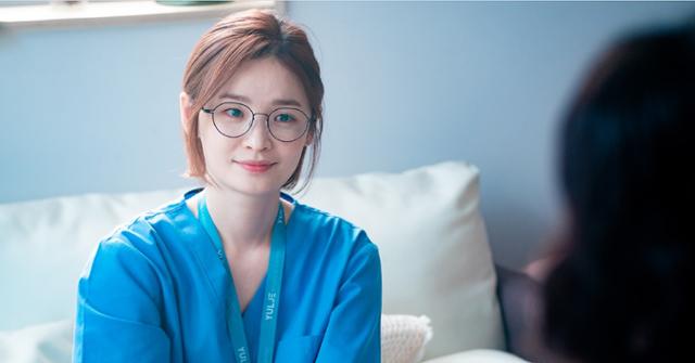 따뜻한 리더십... 나에겐 왜 '슬의생' 채송화 같은 선배가 없을까 - Vimarsana News