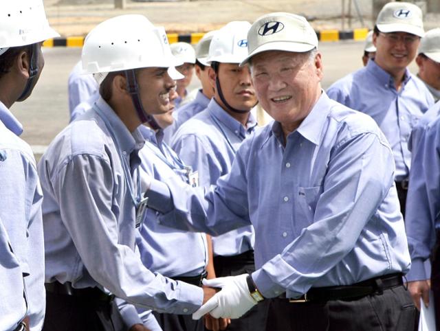 현대자동차그룹은 정몽구 명예회장이 세계 자동차산업 최고 권위의 '자동차 명예의 전당'에 한국인 최초로 헌액됐다고 23일 밝혔다. 사진은 2006년 9월 정몽구 명예회장이 현대차 인도공장을 방문한 모습. 현대자동차그룹 제공