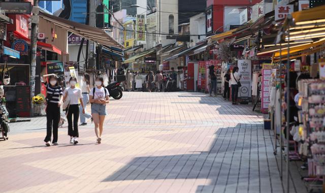 수도권 내 사회적 거리 두기 4단계가 연장된 23일 오후 서울 마포구 홍익대 인근 거리가 한산하다. 뉴시스