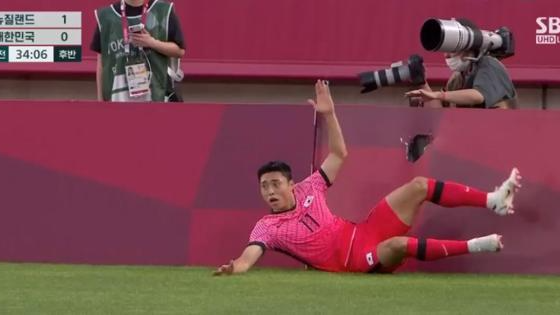 "이것도 골판지?" 구멍 뚫리는 도쿄올림픽 축구 광고판 - Vimarsana News