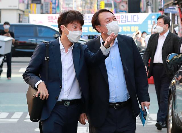 이준석 국민의힘 대표와 윤석열 전 검찰총장이 25일 오후 서울 광진구 건대맛의거리에서 치맥회동을 하기 위해 음식점으로 향하고 있다. 뉴스1