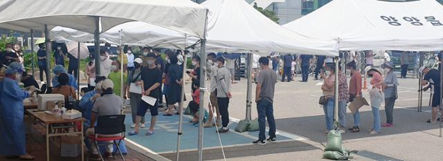 24일 강원 양양군 보건소 선별진료소에서 주민들이 코로나19 검사 차례를 기다리고 있다. 양양군은 확진자가 급증하자 오는 25일부터 사회적 거리두기를 4단계로 격상할 예정이다. 2021.7.24. 양양군 제공 양양=연합뉴스