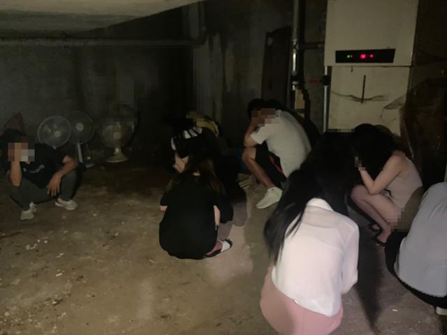 냉장고 뒤 밀실에 남녀 20명… 거리두기 최고 단계에도 불법영업 여전 - Vimarsana News