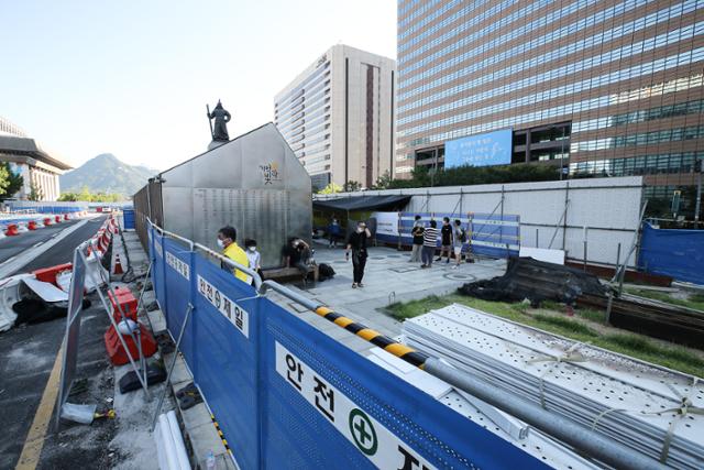 서울시가 광화문 광장 재구조화 공사를 위해 광장에 있는 '세월호 기억공간' 철거를 예고한 26일 오전, 세월호 기억공간에서 4·16연대 관계자들이 철거 반대 농성을 벌이고 있다. 연합뉴스