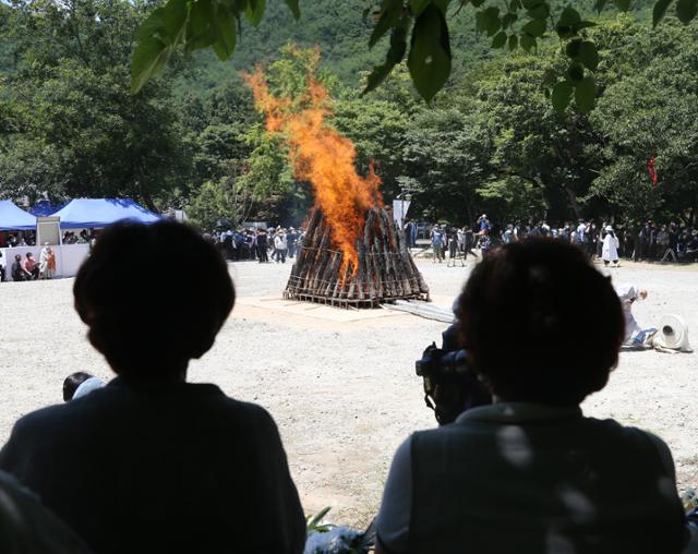 26일 전북 김제 금산사 다비장 연화대에서 월주스님 다비식이 거행되고 있다. 스님들과 신도들은 무더위 속에서도 태공당 월주 대종사의 마지막 가는 길을 지켜봤다. 연합뉴스