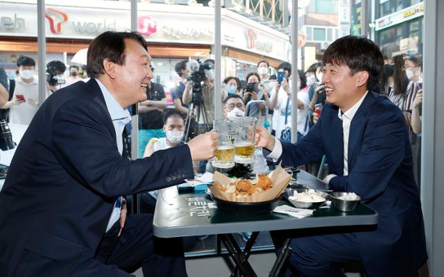 이준석 국민의힘 대표와 윤석열 전 검찰총장이 25일 오후 서울 광진구의 한 음식점에서 치맥회동을 하고 있다. 뉴스1