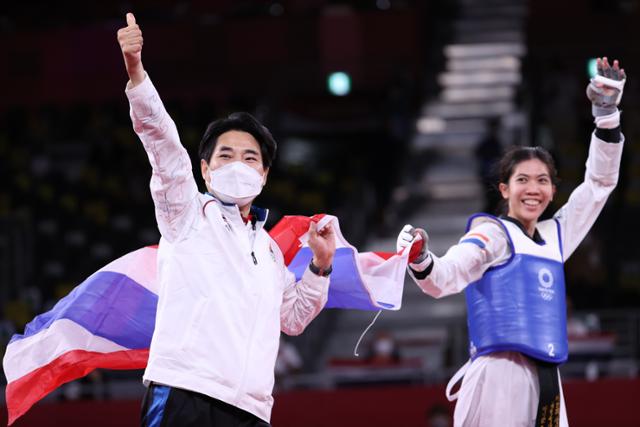 20여년 동안 태국 태권도를 이끌어 온 최영석(왼쪽) 감독이 24일 일본 마쿠하리 메세 A홀에서 열린 도쿄올림픽 여자 태권도 49㎏급 결승에서 우승을 차지한 파니파크 옹파타나키트 선수와 세리머니를 하고 있다. 지바=연합뉴스