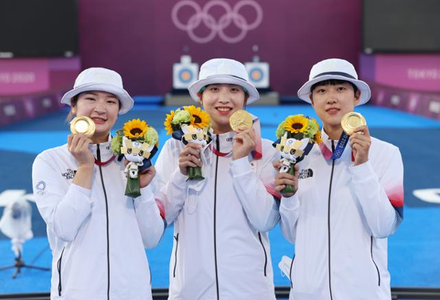 25일 일본 유메노시마 공원 양궁장에서 열린 도쿄올림픽 여자 양궁 단체전에서 금메달을 획득한 여자 양궁 국가대표 강채영(왼쪽부터), 장민희, 안산이 기념촬영을 하고 있다. 연합뉴스