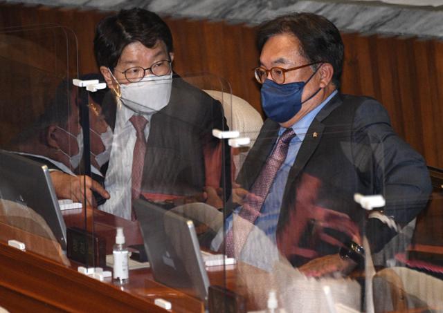 국민의힘 권성동(왼쪽), 정진석 의원이 지난달 29일 서울 여의도 국회에서 열린 본회의에서 대화를 나누고 있다. 뉴스1