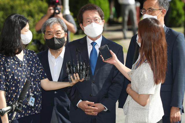 해직교사 특별채용을 부당하게 지시한 혐의를 받고 있는 조희연 서울시교육감이 27일 오전 경기 정부과천청사 고위공직자범죄수사처에 피의자 신분으로 출석희연 고 있다. 홍인기 기자