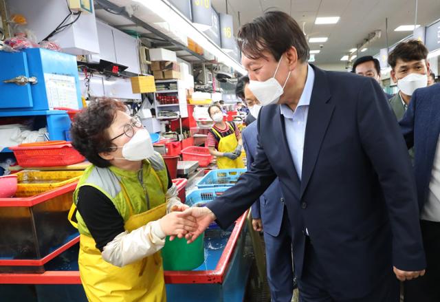 윤석열 전 검찰총장이 27일 오후 부산 중구 자갈치시장을 찾아 상인과 인사를 나누고 있다. 부산=뉴스1