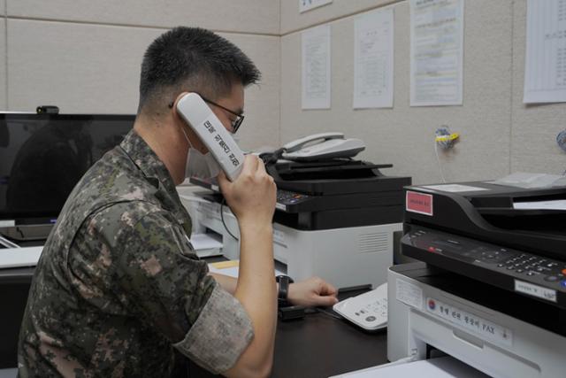 남북 통신연락선이 복원된 27일 군 장병이 서해지구 군 통신선 시험통신을 하고 있다. 국방부 제공