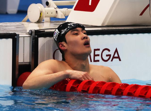 황선우가 27일 일본 도쿄 아쿠아틱스 센터에서 열린 남자 자유형 200m 결승에서 경기를 마친 뒤 기록을 보고있다. 2021.7.27. 도쿄=올림픽사진공동취재단T