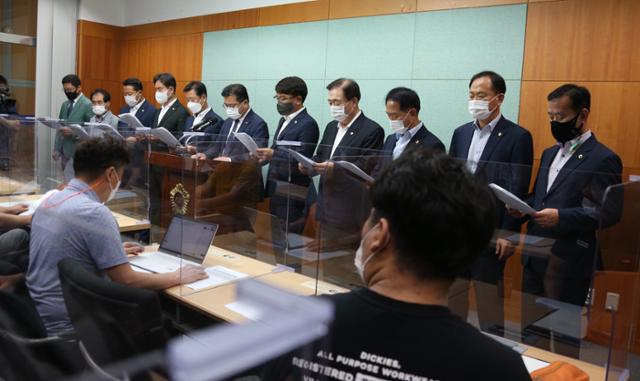 전북도의회 문화건설안전위원회들이 28일 도의회 브리핑룸에서 기자회견을 열고 '환경부의 섬진강댐 하류 수해원인 조사 용역'과 관련해서 입장문을 발표하고 있다. 전북도의회 제공