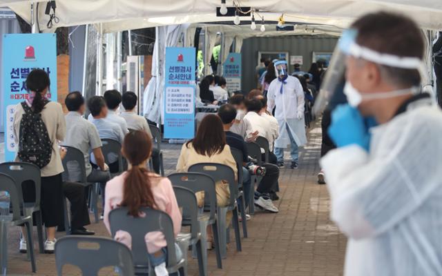 신종 코로나바이러스 감염증이 전국적 재확산으로 대유행 중인 가운데, 연예계 역시 직격탄을 맞았다. 연합뉴스