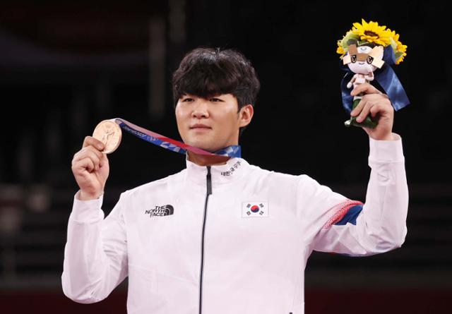 인교돈이 27일 일본 지바 마쿠하리 메세 A홀에서 열린 도쿄올림픽 남자 태권도 80kg 초과급 시상식에서 동메달을 목에 걸고 포즈를 취하고 있다. 지바=뉴시스