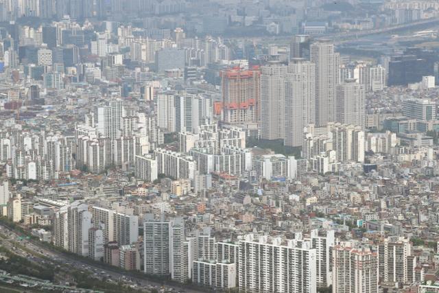 서울 송파구 롯데월드타워 서울스카이에서 바라본 서울 시내 아파트 단지 모습. 뉴스1