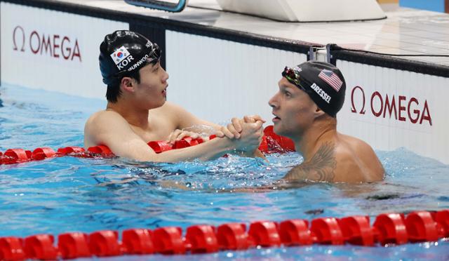 황선우(왼쪽) 선수가 28일 오전 일본 도쿄 아쿠아틱스센터에서 열린 남자 100m 자유형 준결승에서 역영 뒤 미국의 카엘렙 드레셀과 인사를 나누고 있다. 뉴시스