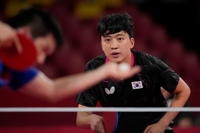 정영식이 28일 일본 도쿄체육관에서 열린 탁구 남자 단식 8강전에서 판전둥과 경기하고 있다. 도쿄=AP뉴시스