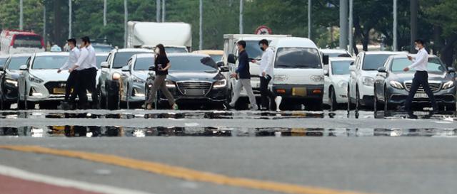 전국 대부분 지역에 폭염특보가 발효중인 28일 서울 여의대로에 아지랑이가 피어오르고 있다. 뉴시스